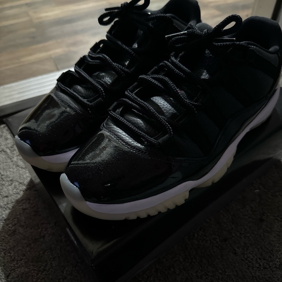 Pre-owned Shoes willing to sale for $100 -$ 90. - Picture 5 of 9